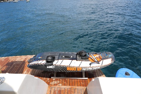 Yacht mit großem Wassersport Equipment chartern