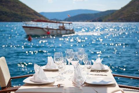 Lunch am Board von Yacht